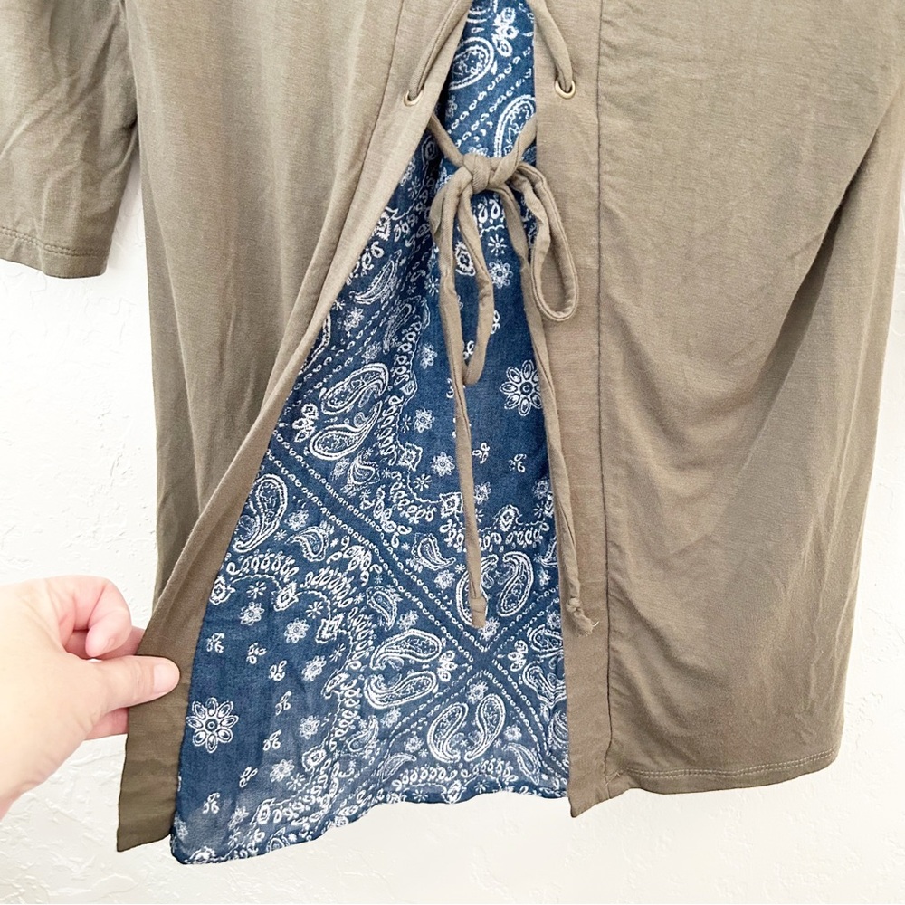 Signature Studio Lace-Up Back Bandanna Print Shirt Size S - Picture 2 of 6